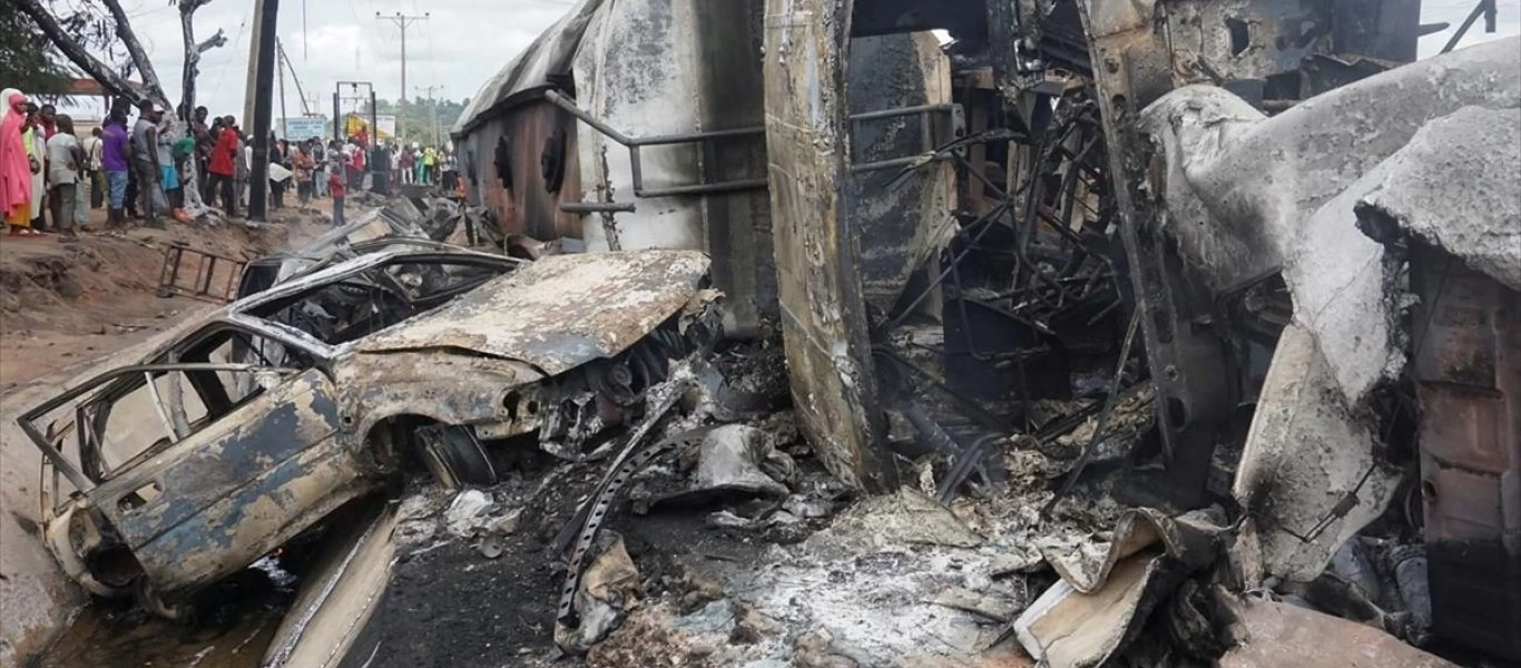 Νιγηρία: Ανατροπή βυτιοφόρου που έπιασε φωτιά - Στους 23 οι νεκροί (βίντεο)